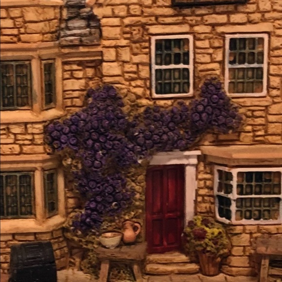 Lilliput Lane The Bell, Stilton | England Collection - Picture 3 of 9